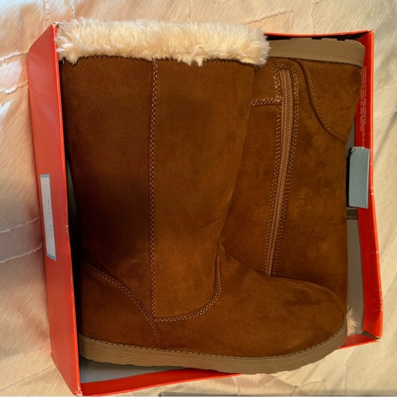 Cat & Jack Girl's Kameryn Faux Fur Shearling Boots - Picture 3 of 3